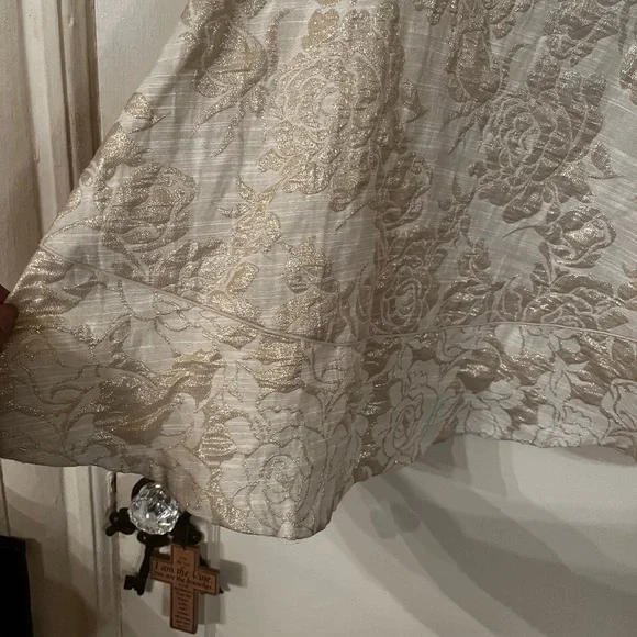 Beautiful dress with a gold threading throughout in a sort of brocade pattern - Picture 6 of 8